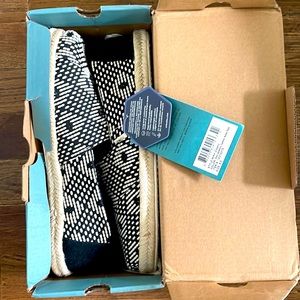 New in box toms shoes